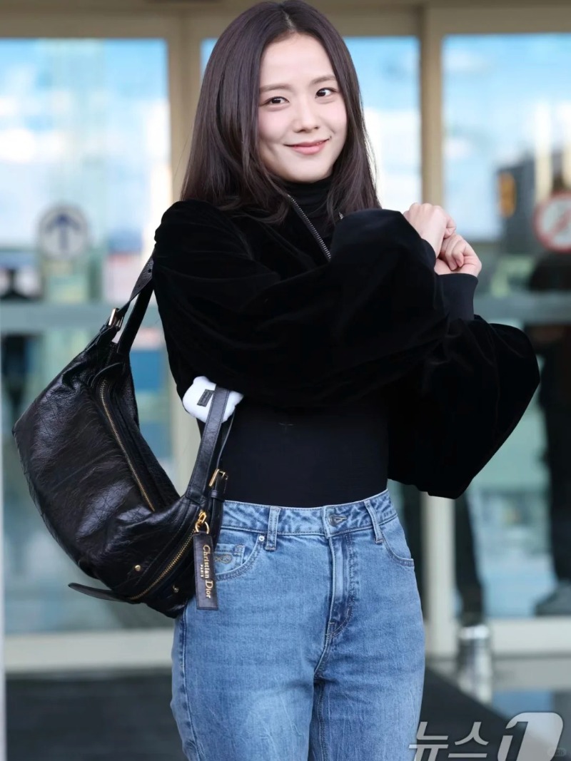 Jisoo机场穿搭????迪奥新款手袋D-journey_3_北京SKP Dior贺贺Gary_来自小红书网页版.jpg