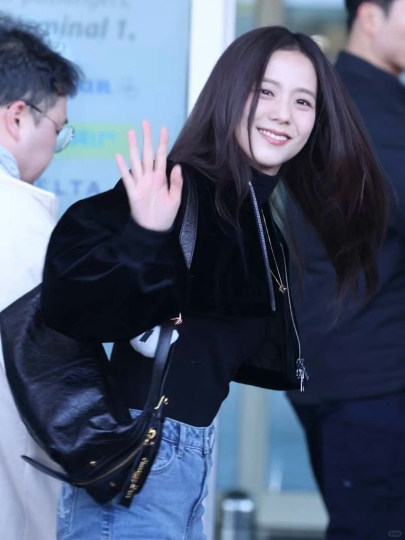 Jisoo机场穿搭????迪奥新款手袋D-journey_5_北京SKP Dior贺贺Gary_来自小红书网页版.jpg