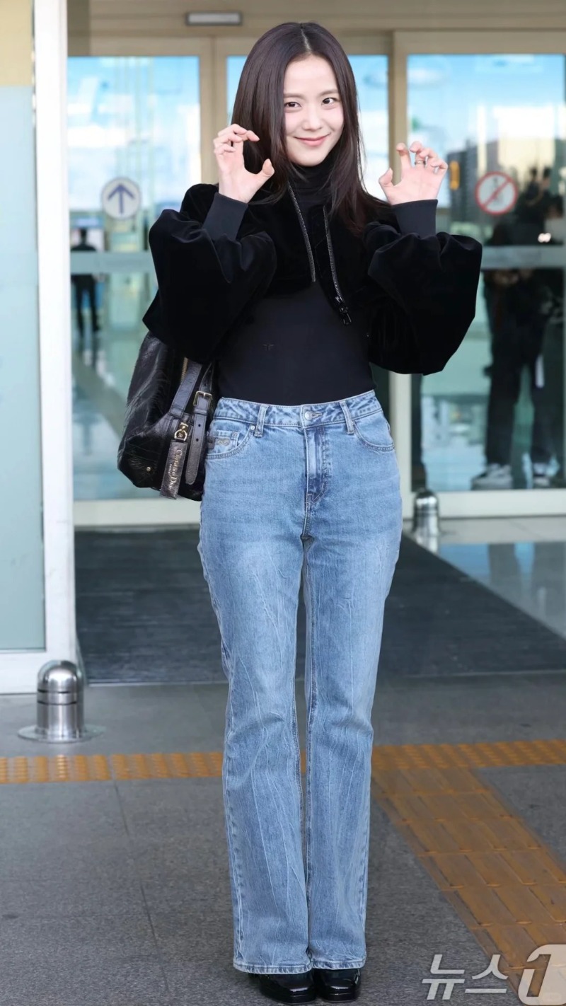 Jisoo机场穿搭????迪奥新款手袋D-journey_8_北京SKP Dior贺贺Gary_来自小红书网页版.jpg