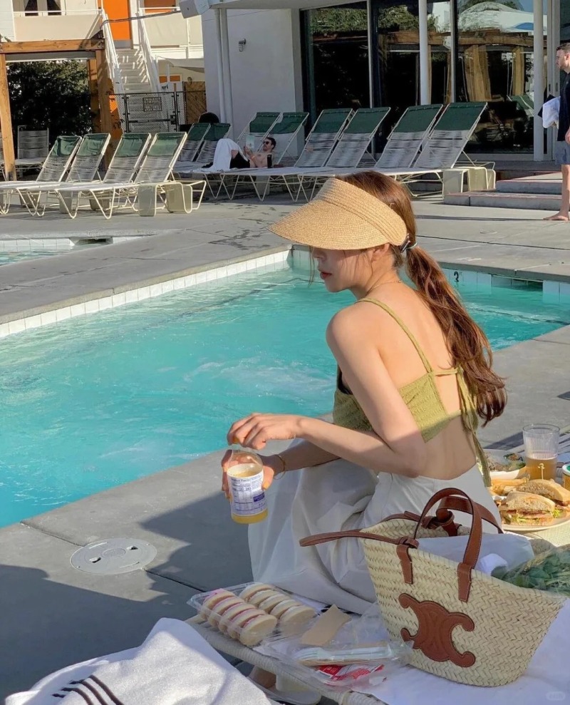 让CELINE 草编包承包你的夏日美照????️_4_CELINE 南京德基 小鲤鱼????_来自小红书网页版.jpg