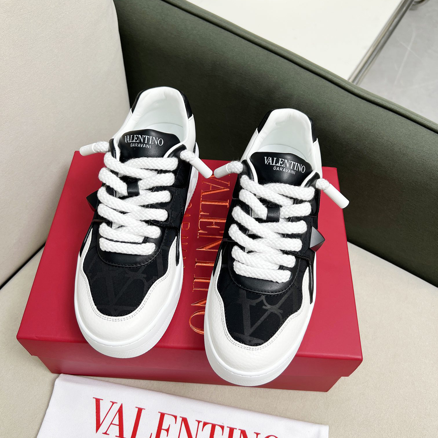 VALENTINO 발렌티노 스니커즈 hk25212