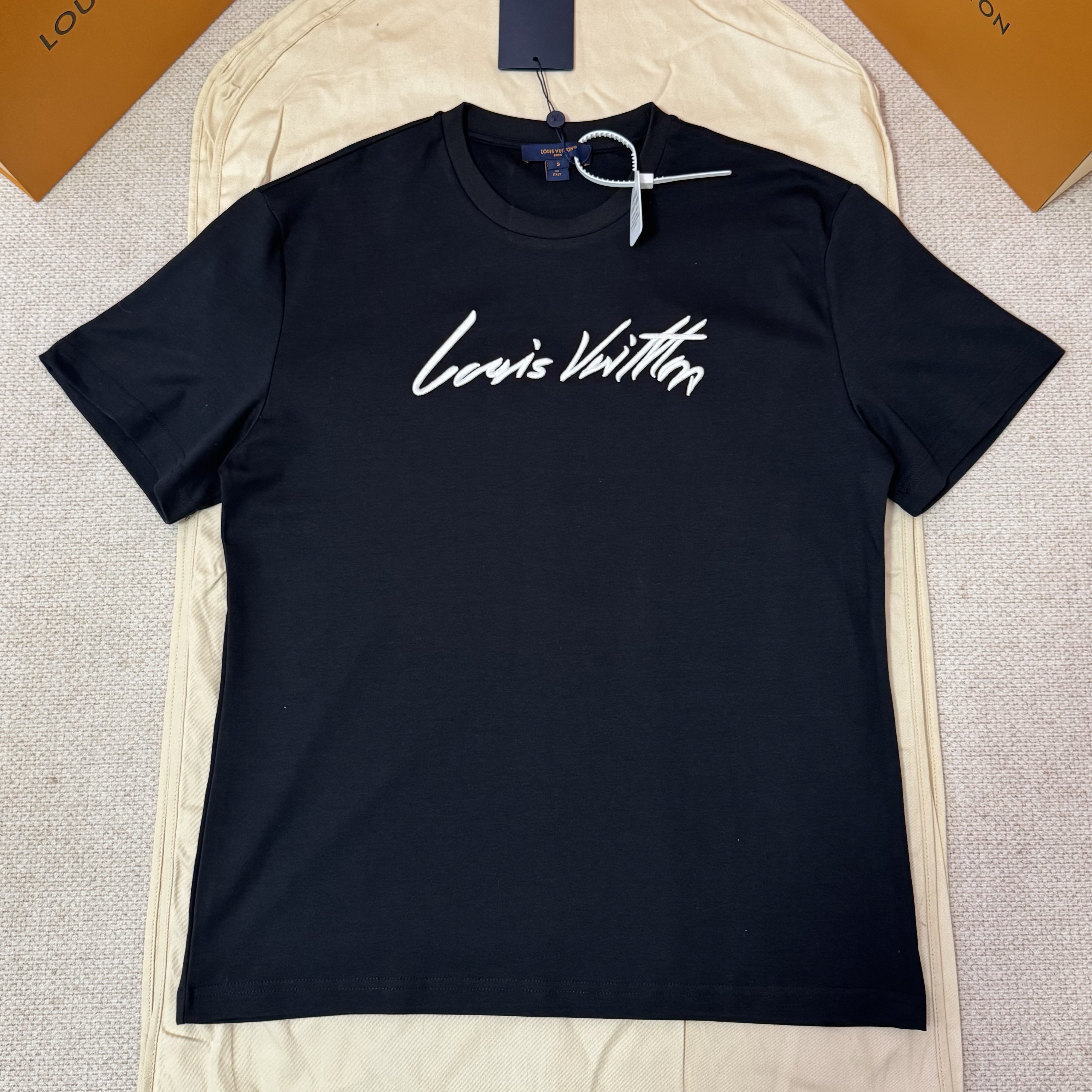 LOUIS VUITTON 루이비통 커시브 시그니처 티셔츠 1AII24 #16576127