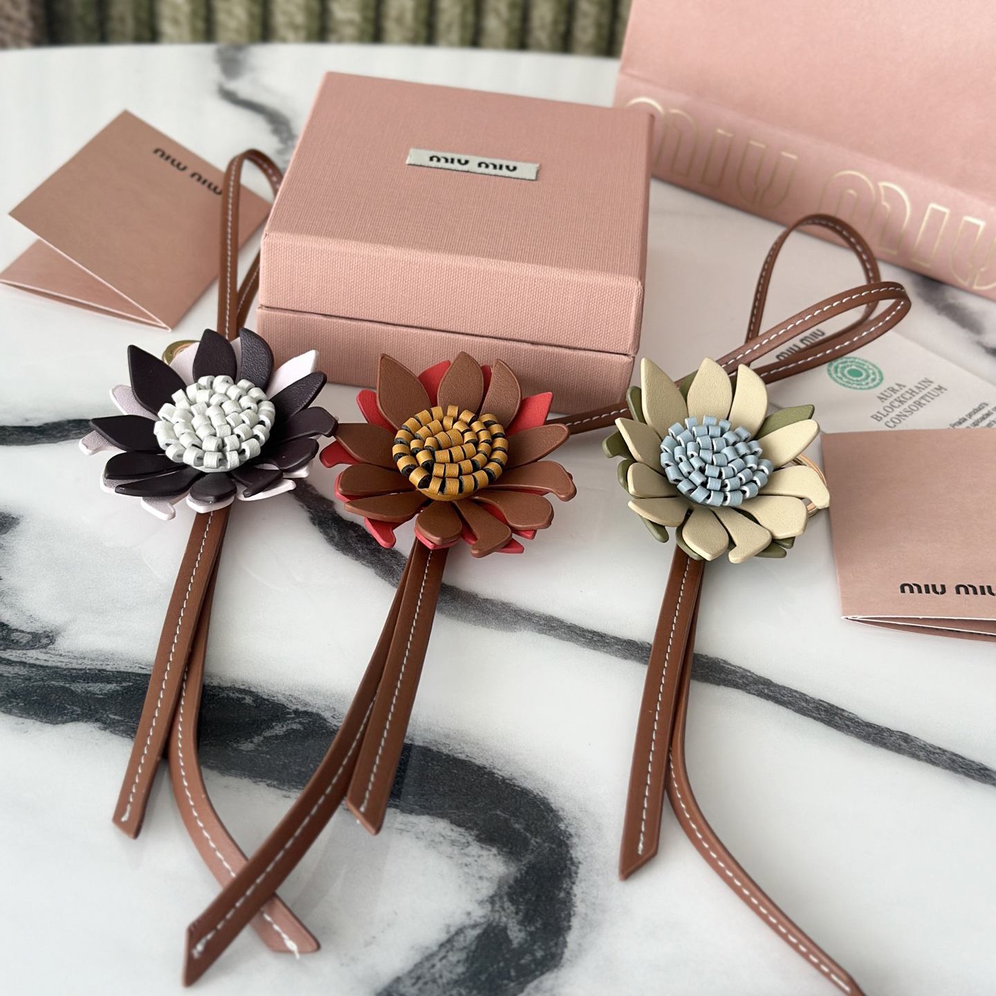 MIUMIU 미우미우 트릭가죽 키링 플라워 백참(백꾸) #2315062