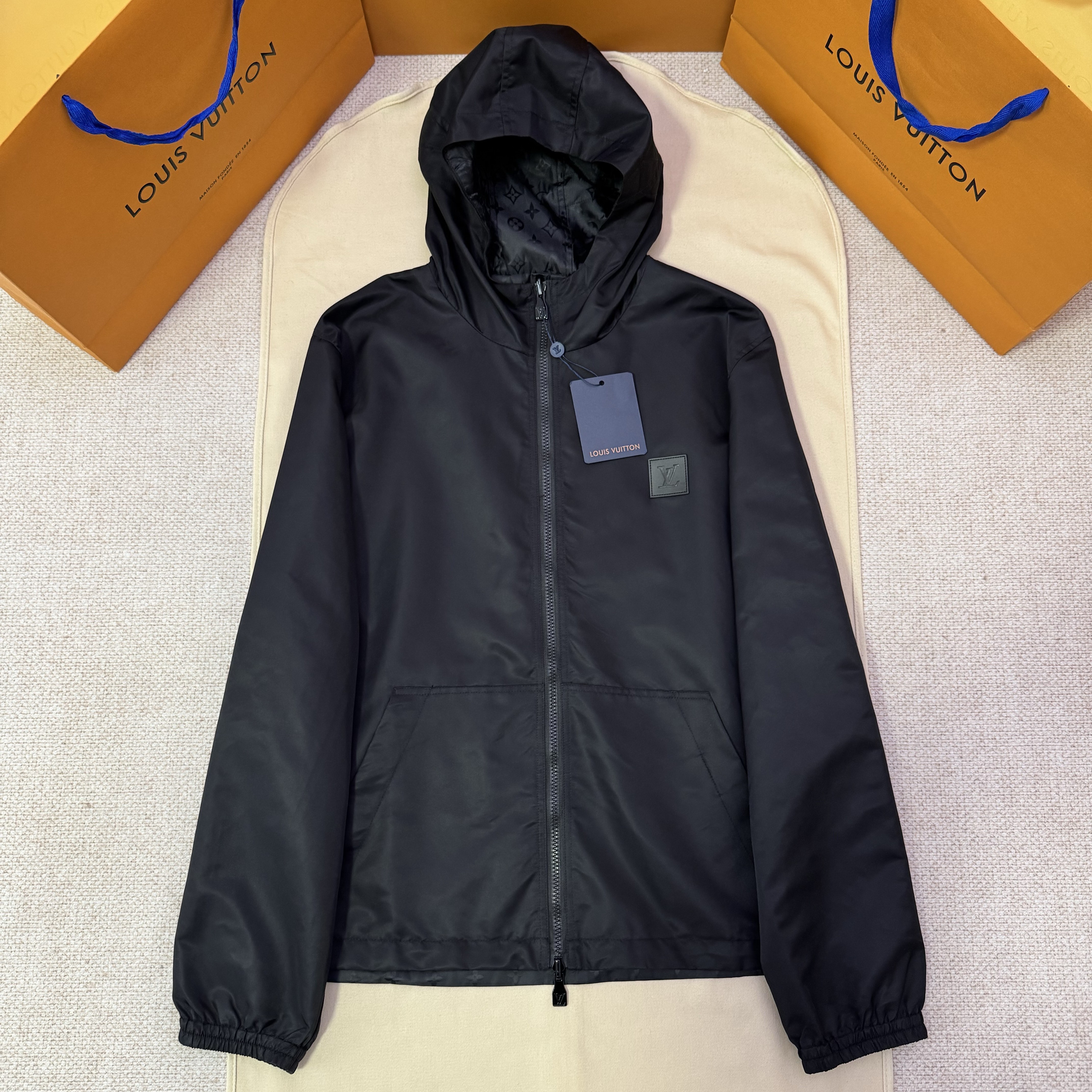 LOUIS VUITTON 루이비통 1AHE03