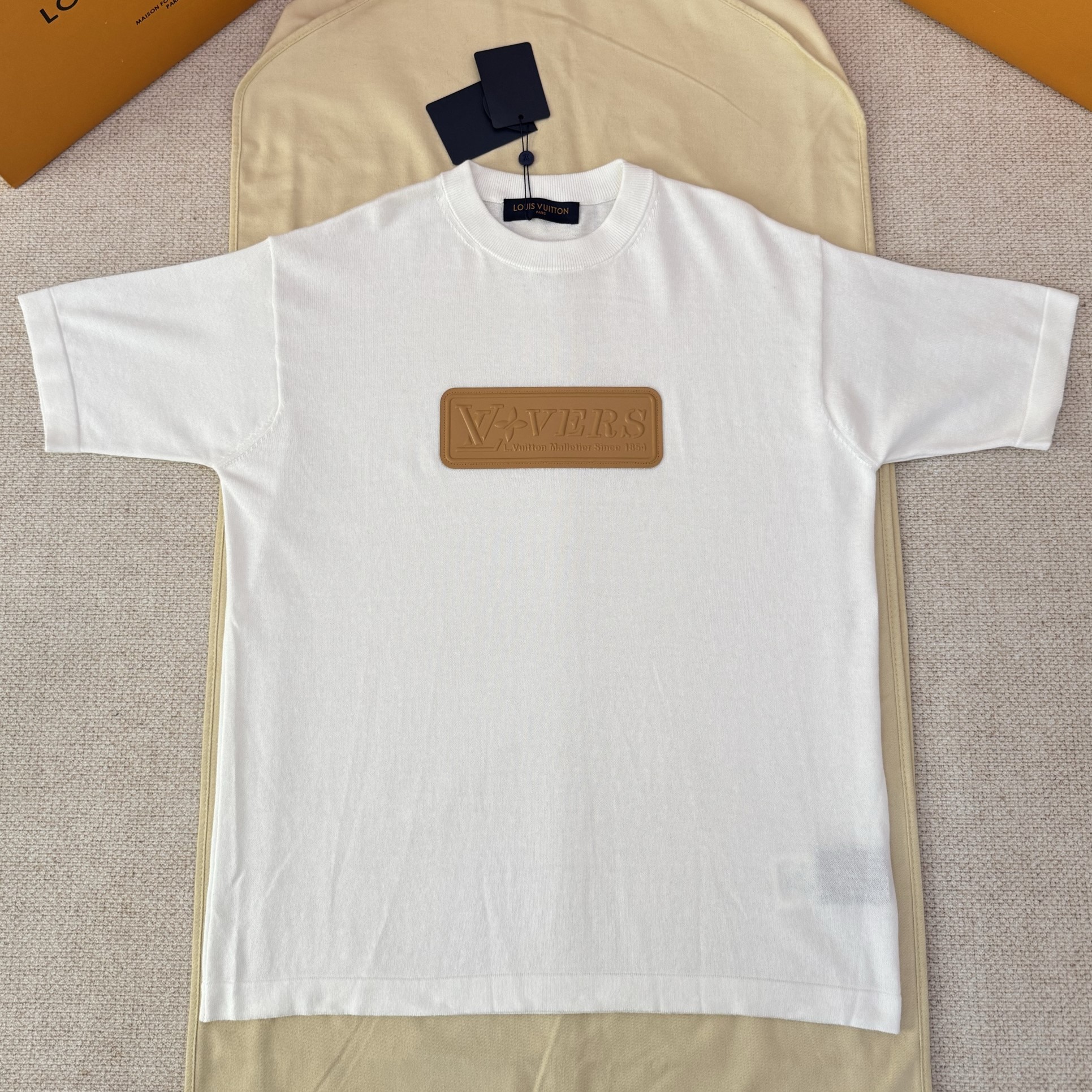 LOUIS VUITTON 루이비통 VVN 패치 반소매 코튼 크루넥 1AHCWH