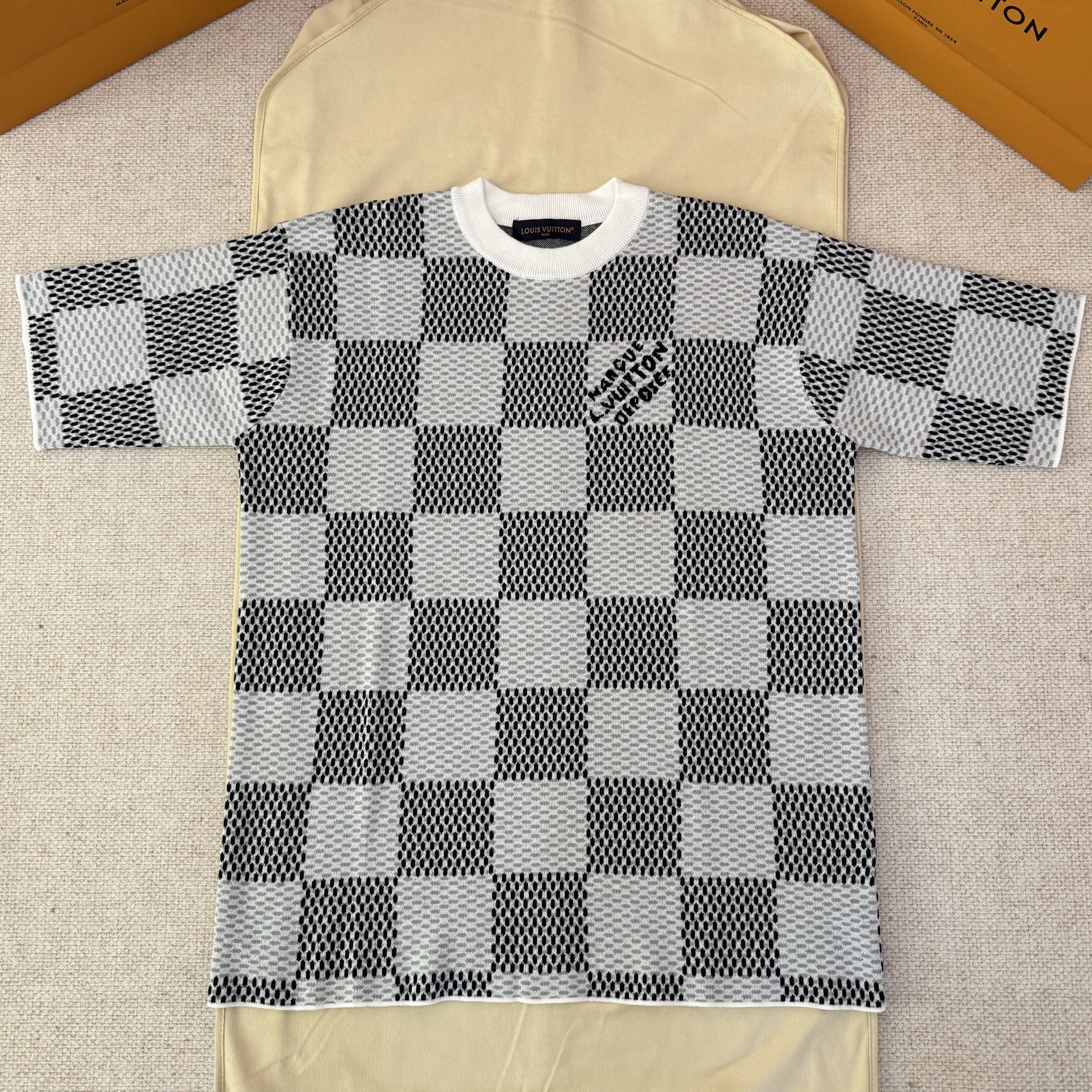 LOUIS VUITTON 루이비통 다미에 자카드 반팔티셔츠 1AHEB7