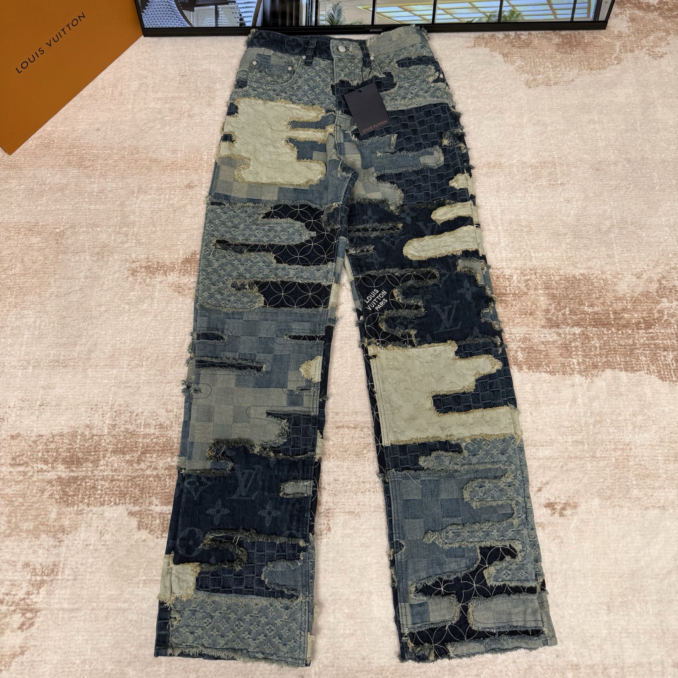 LOUIS VUITTON 루이비통  패치워크 데님 스케이트 팬츠 1AILUI