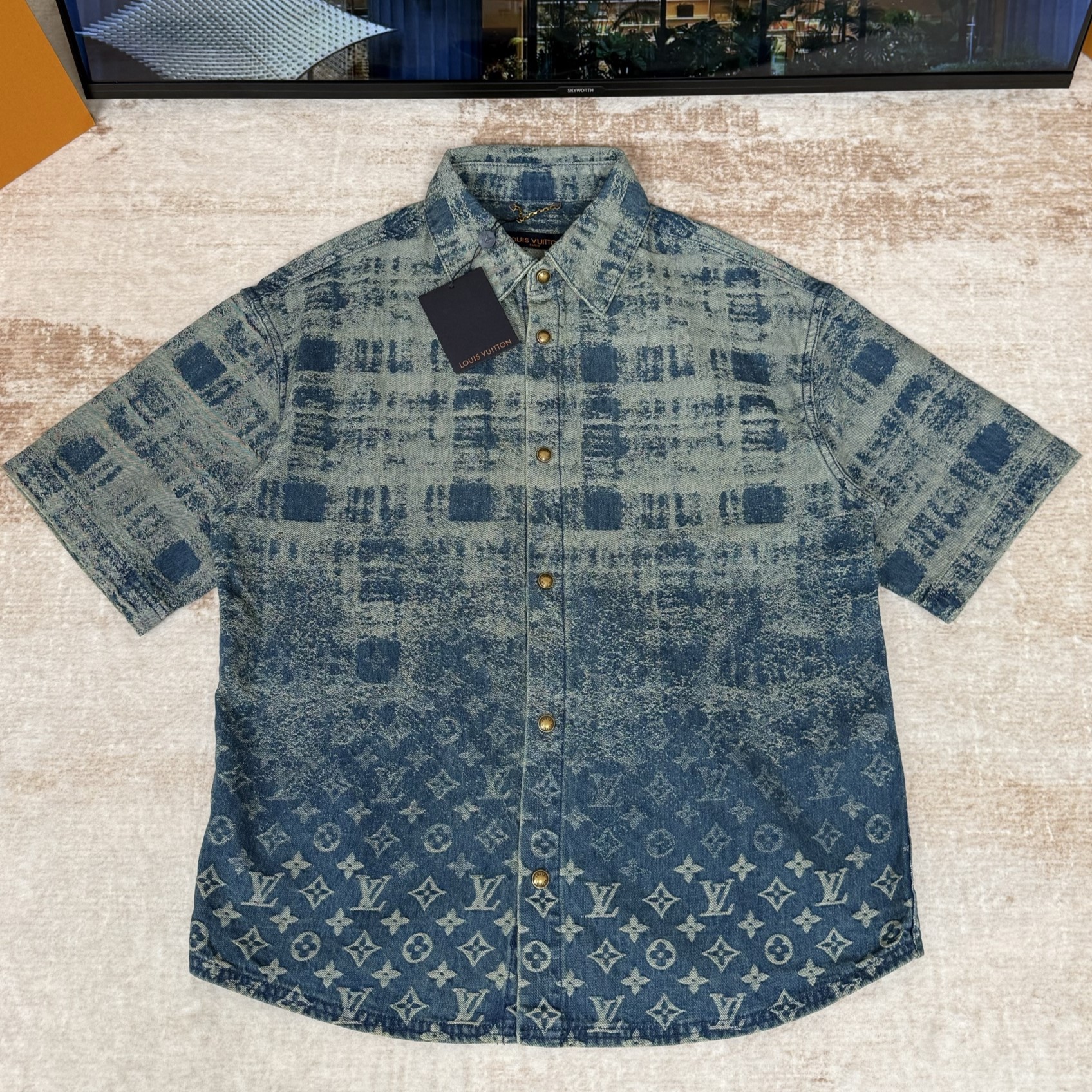 LOUIS VUITTON 루이비통 데님 쇼트 슬리브드 셔츠 1AJC88