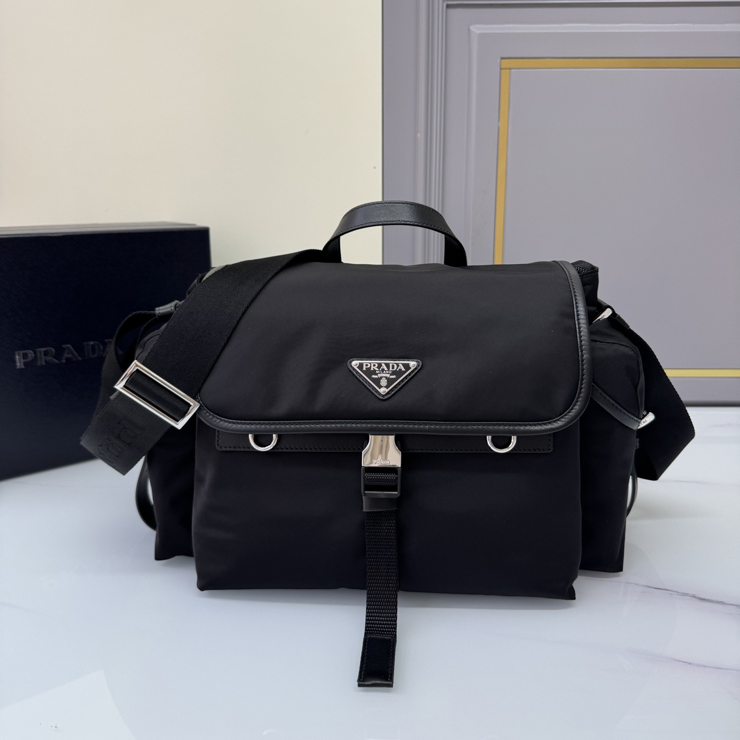 PRADA 프라다 익스프로러 리나일론 앤 레드 숄더백 2VD081