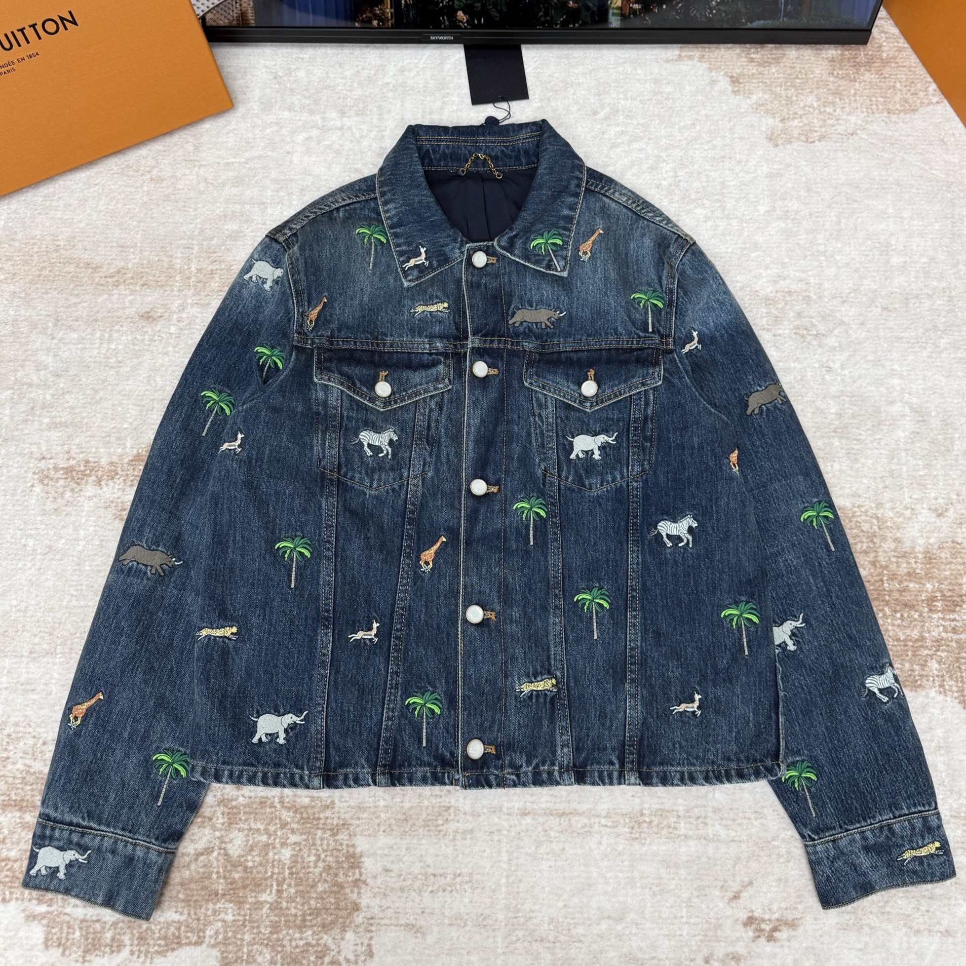 LOUIS VUITTON 루이비통 LV x 더 다즐링 리미티드 엠브로이더드 롱 슬리브드 데님 셔츠 1AJUYK