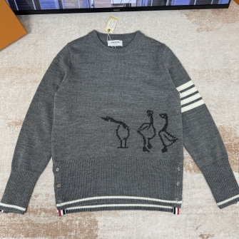 THOM BROWNE 톰브라운 파인 메리노 인타르시아 기스 4바 라운드 스웨터 (Fine Merino Intarsia Geese 4-Bar Pullover) FKA499A-Y1029-035