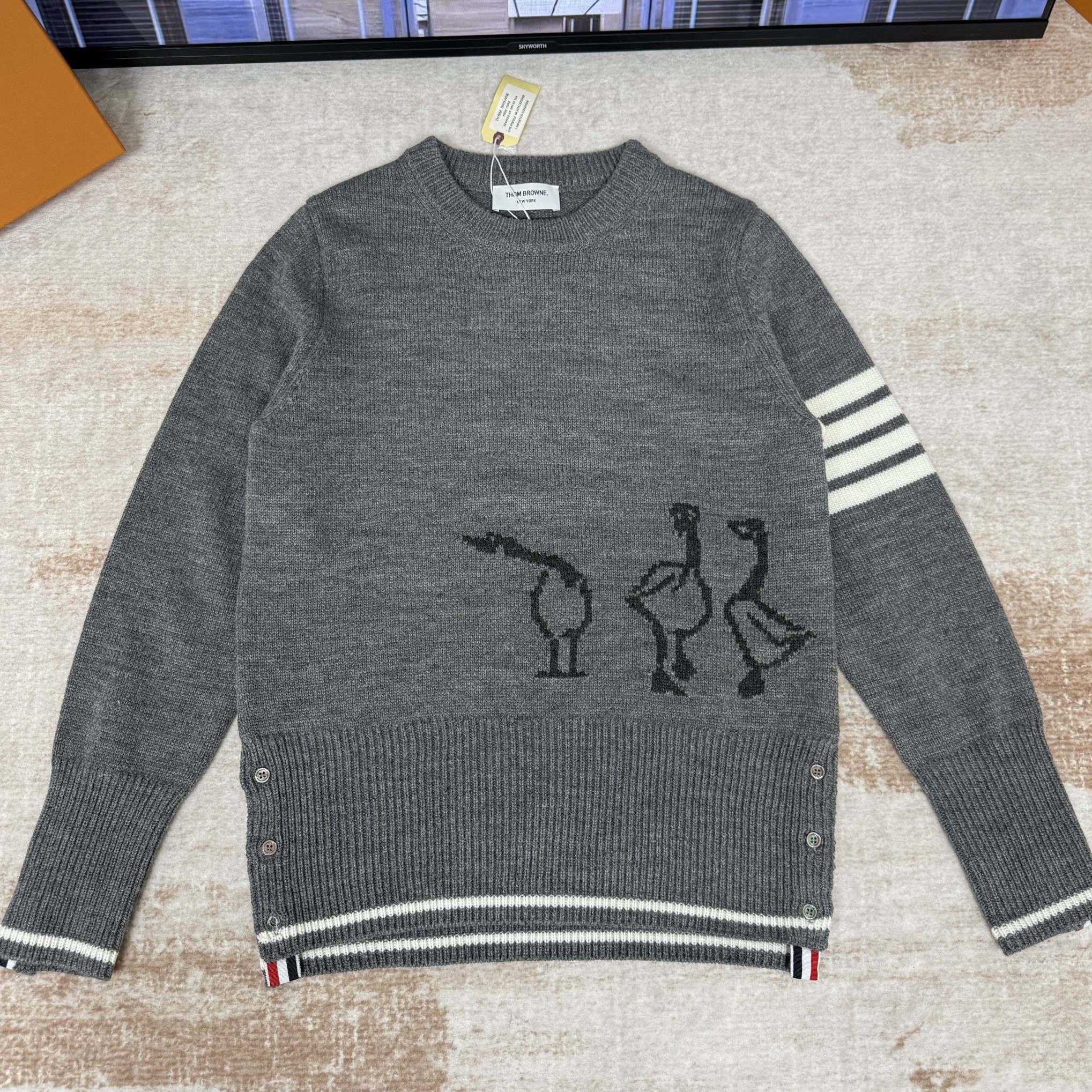 THOM BROWNE 톰브라운 파인 메리노 인타르시아 기스 4바 라운드 스웨터 (Fine Merino Intarsia Geese 4-Bar Pullover) FKA499A-Y1029-035