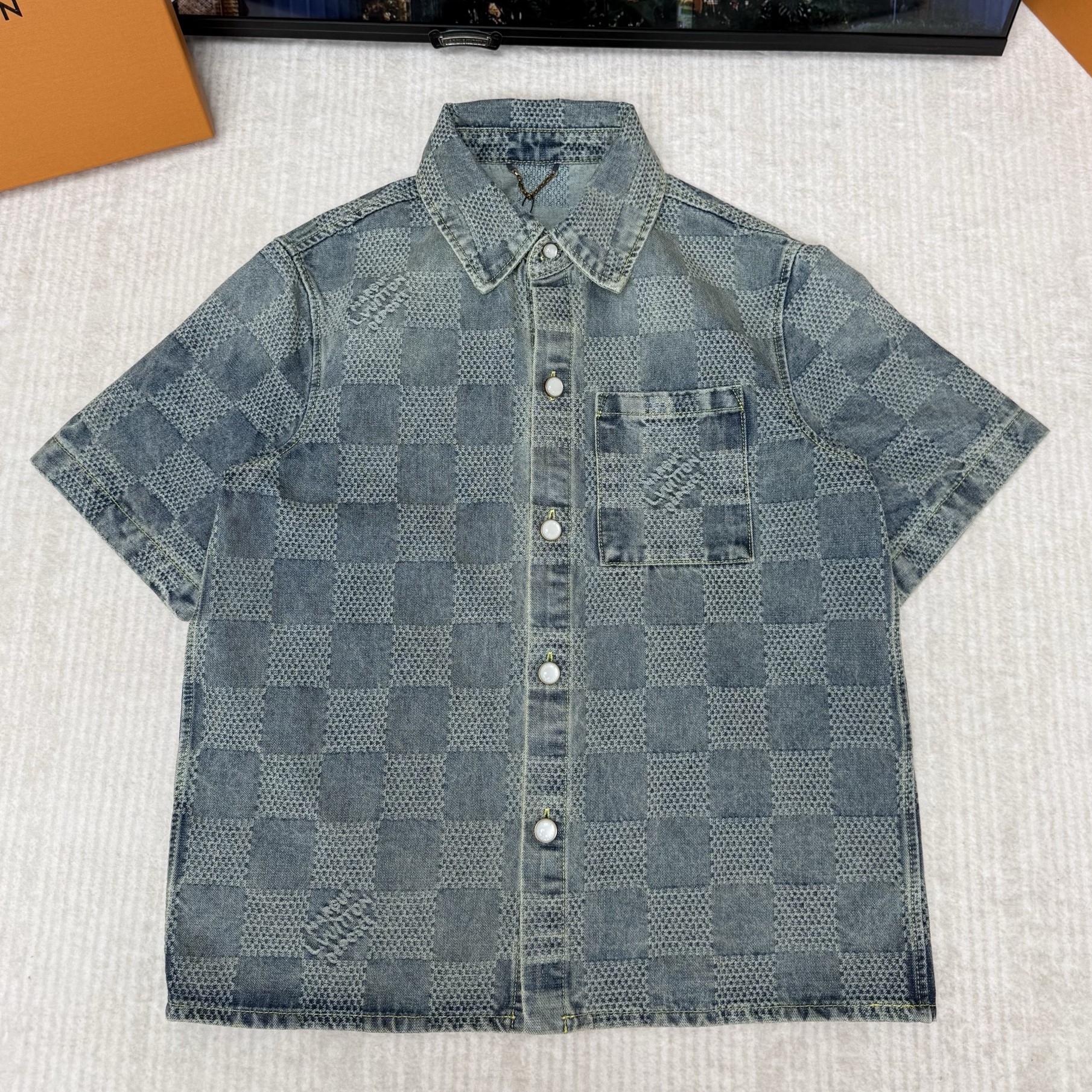 LOUIS VUITTON 루이비통 다미에 3D 라이트 데님 쇼트 슬리브드 셔츠 1AHVYZ