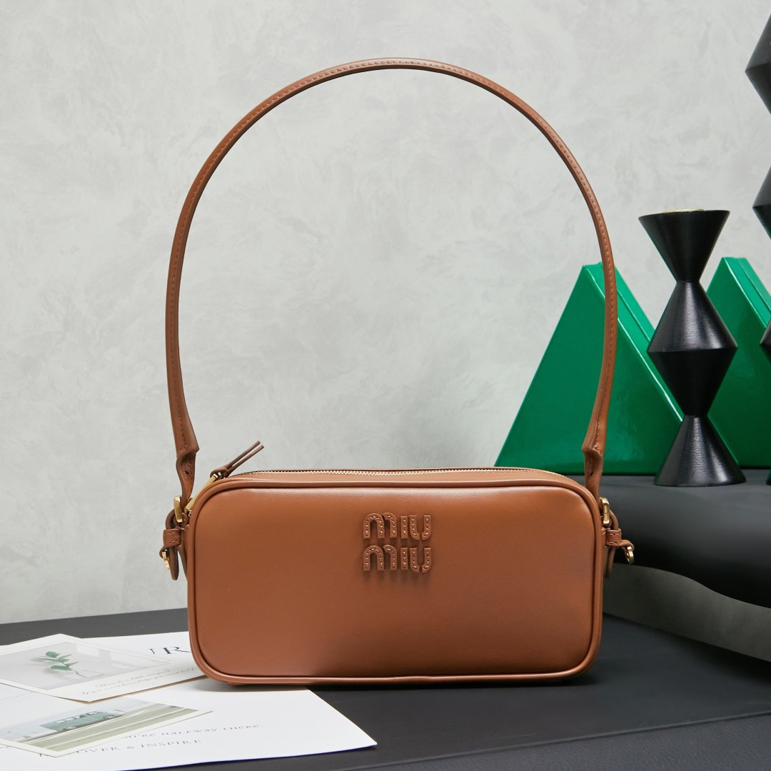 MIUMIU 미우미우 로고 레더 파우치 숄더백 (2칼러) 5NE024