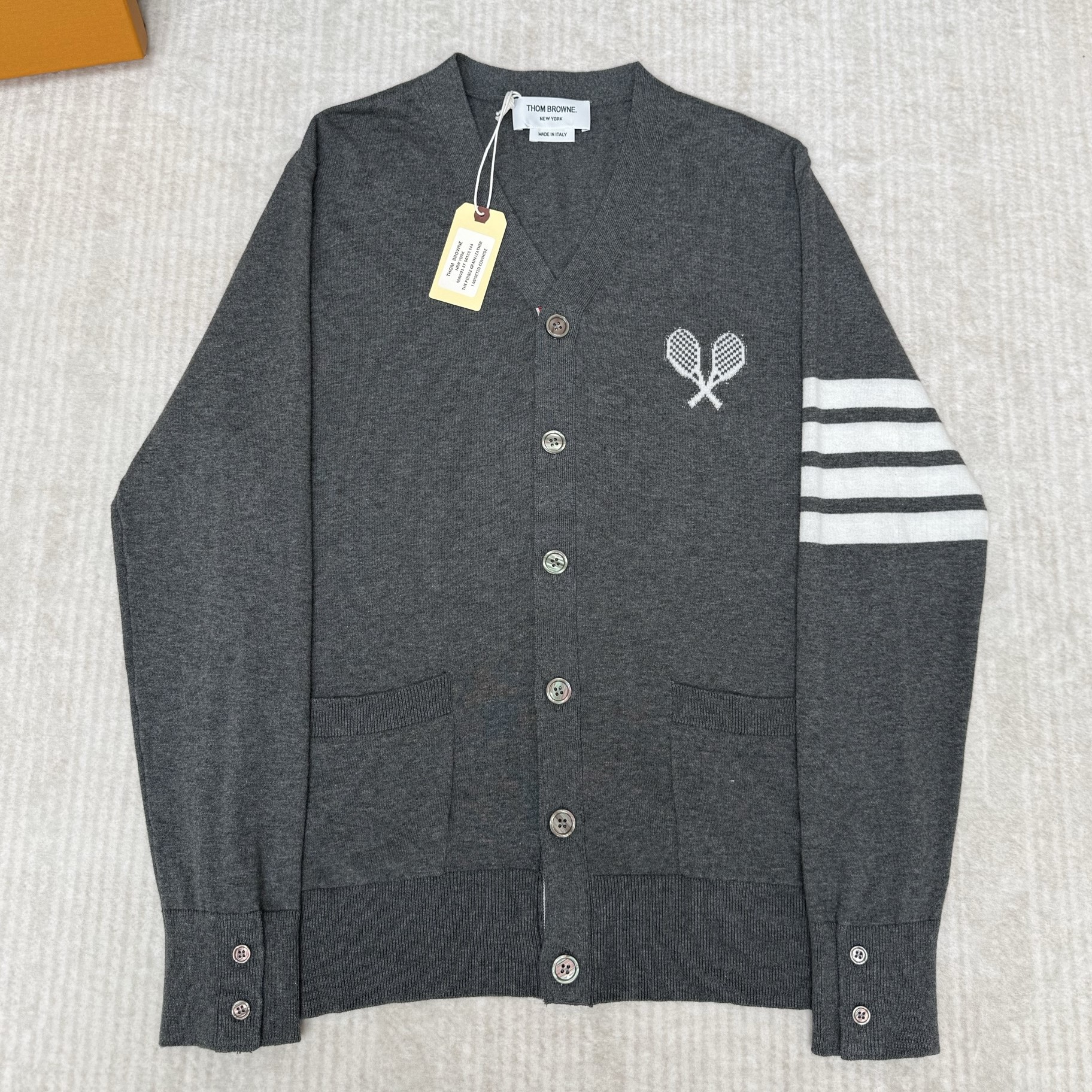 THOM BROWNE 톰브라운 코튼 밀라노 스티치 테니스 라켓 인타르시아 4-바 가디건 #23476422