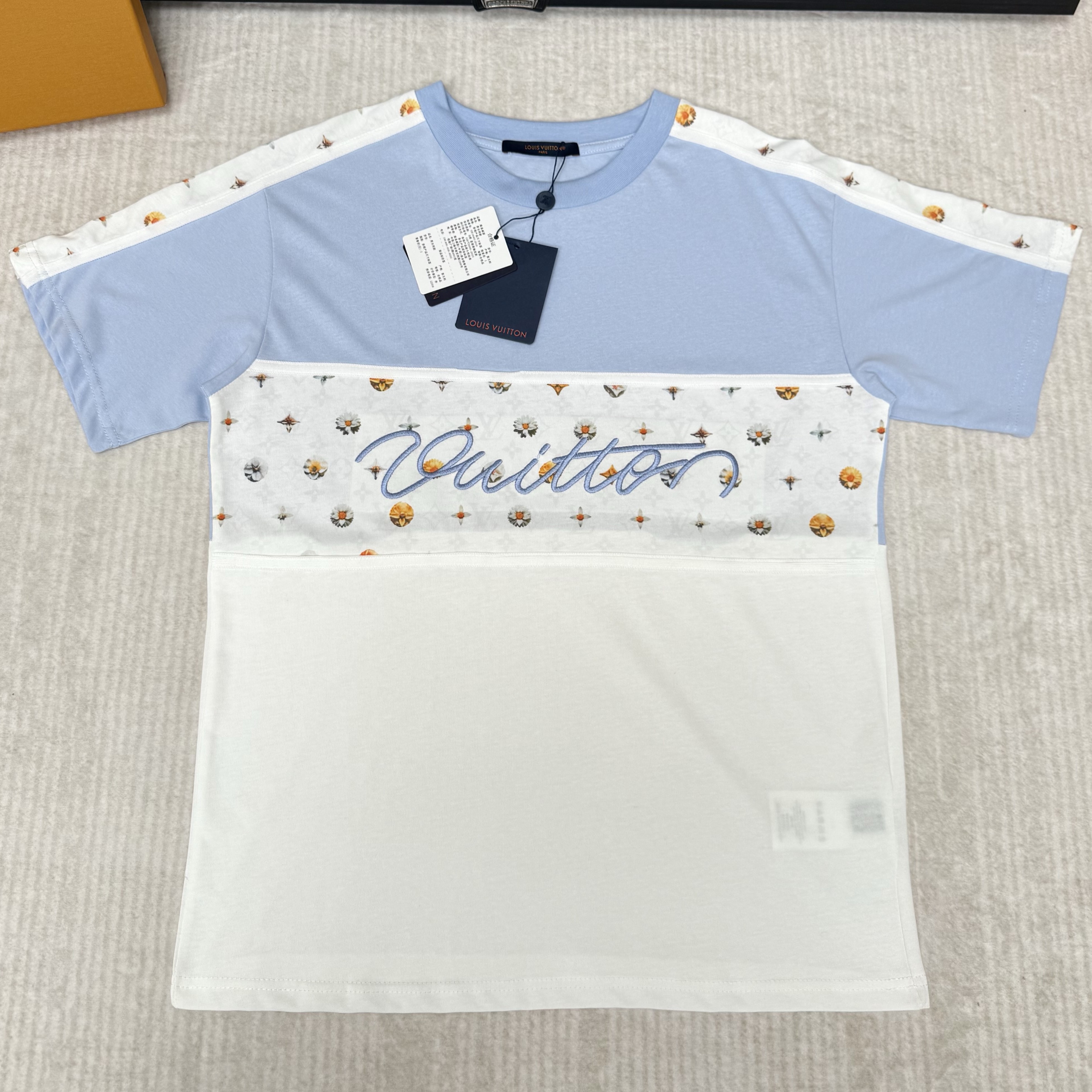 LOUIS VUITTON 루이비통 그래픽 엠브로이더드 티셔츠 1AJRDJ