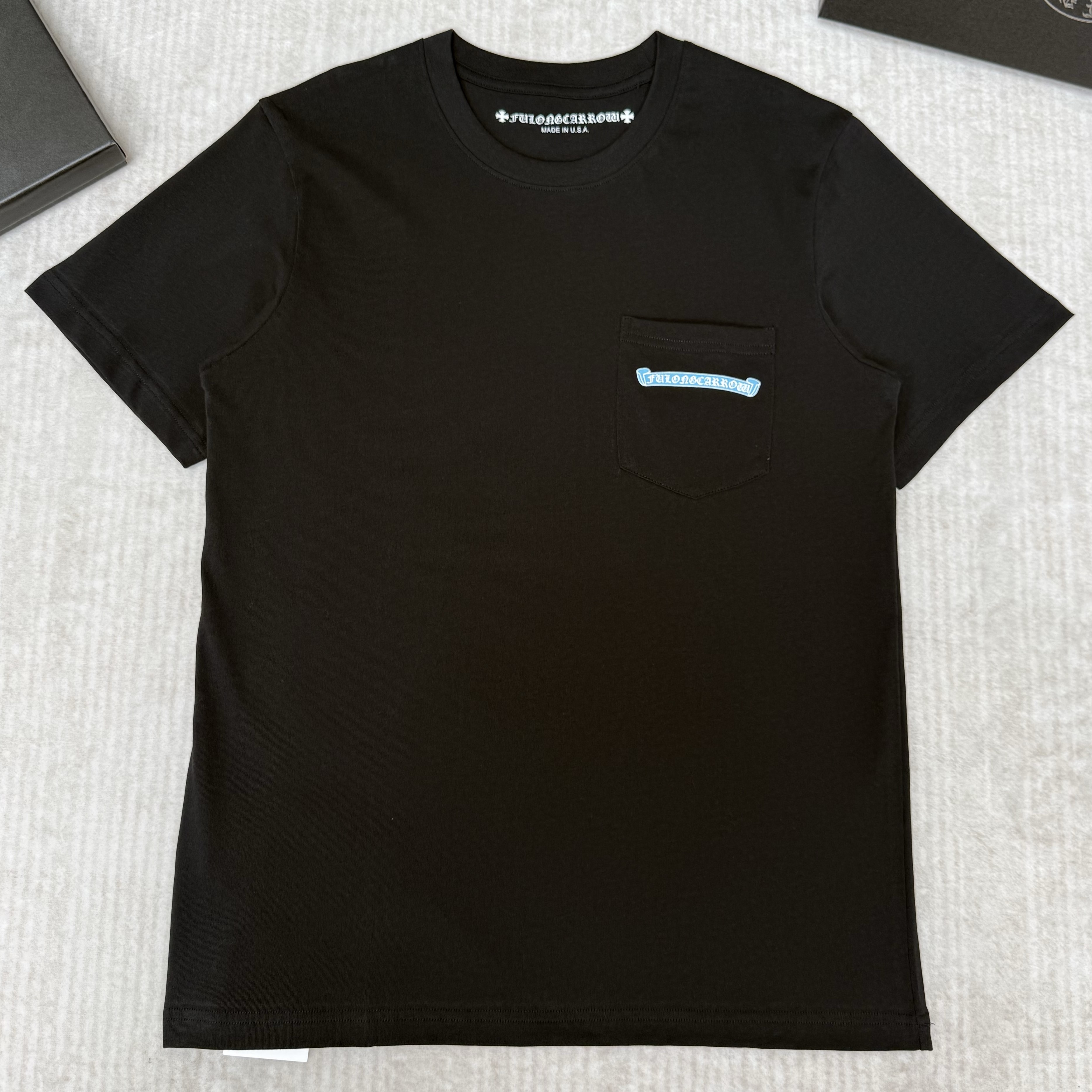 CHROME HEARTS 크롬하츠 라이트 블루 스크롤 로고 포켓 반팔 티셔츠 (Chrome Hearts Light Blue Scroll Logo Pocket T-Shirt)