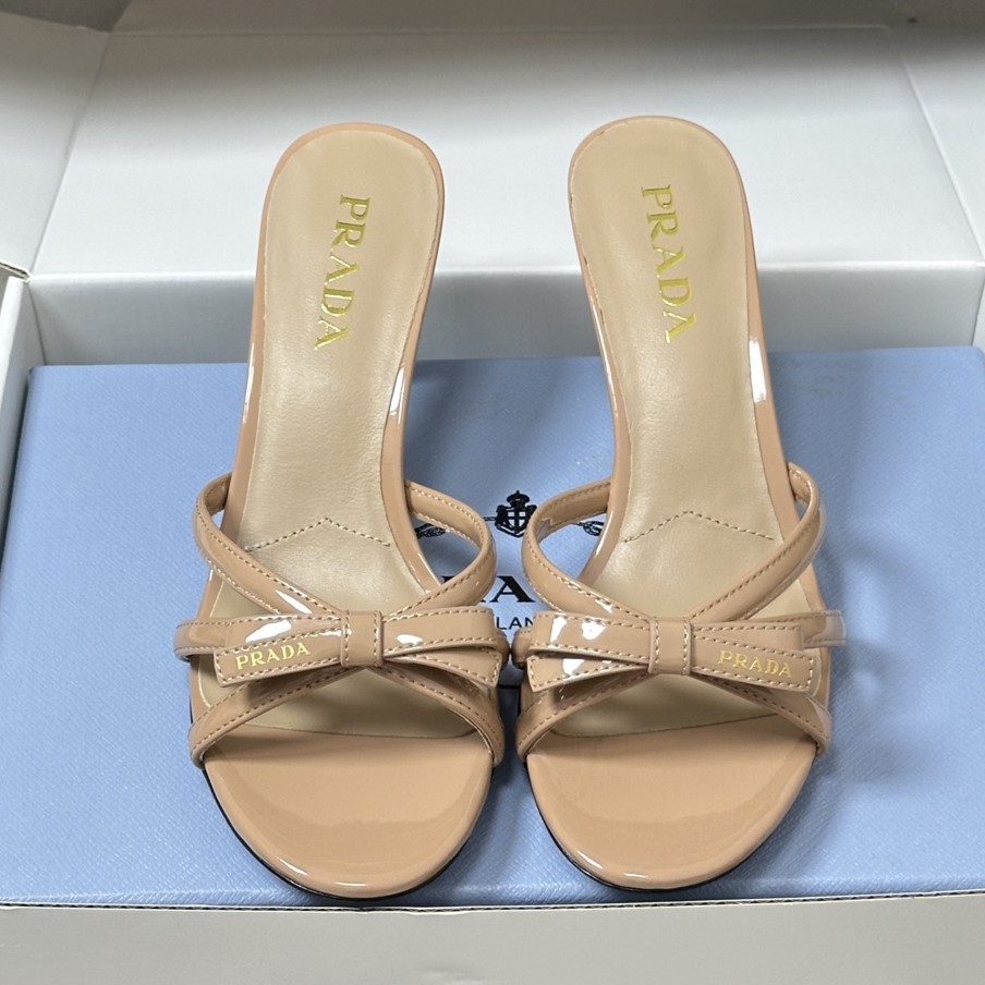 PRADA 프라다 페이턴트 가죽 샌들 #17436531
