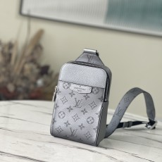 LOUIS VUITTON 루이비통 아웃도어 슬링백 M30833