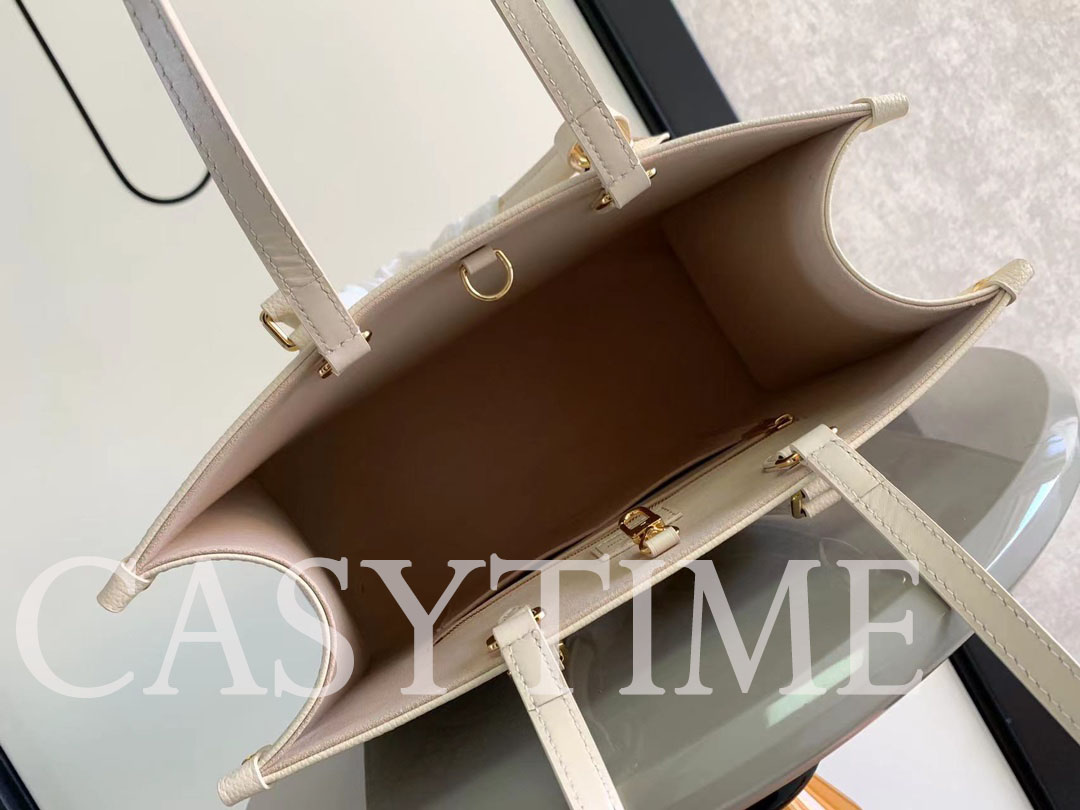 LOUIS VUITTON 루이비통 온더고 MM M21575