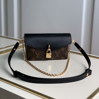 LOUIS VUITTON 루이비통 패드락 온 스트랩 M80559