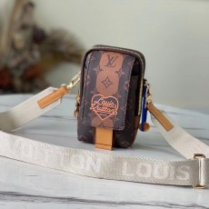 LOUIS VUITTON 루이비통 플랩 더블 폰 파우치 M81005